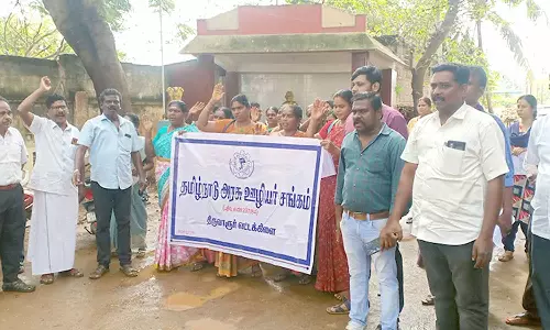 பல்வேறு கோரிக்கைகளை வலியுறுத்தி அரசு ஊழியர்கள் ஆர்ப்பாட்டம்
