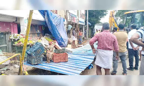 கடை வீதிகளில் ஆக்கிரமிப்புகள் அகற்றம்