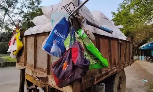 பூந்தமல்லியில் பொங்கல் இலவச வேட்டி-சேலையை குப்பை வண்டியில் எடுத்து சென்றதால் பரபரப்பு