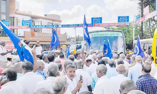 கும்பகோணத்தில் அரசு போக்குவரத்து ஓய்வு பெற்றோர் மறியல் போராட்டம்