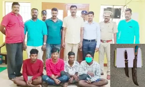 கொள்ளையடிக்க சதி திட்டம் தீட்டிய 4 பேர் கைது