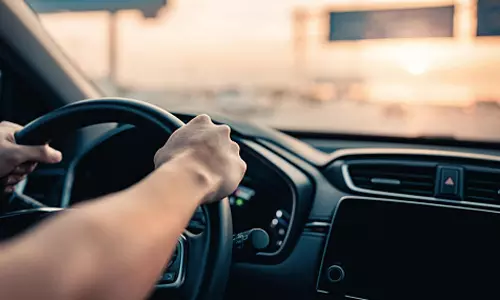 கார் பயணத்தின்போது மனைவியை மறந்து சென்ற கணவர்- 20 கிலோ மீட்டர் நடந்து போலீஸ் நிலையம் சென்ற பரிதாபம்