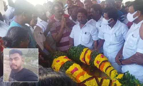 கைப்பந்து வீரர் உடல் சொந்த ஊரில் அடக்கம்- பொதுமக்கள் கண்ணீர் அஞ்சலி