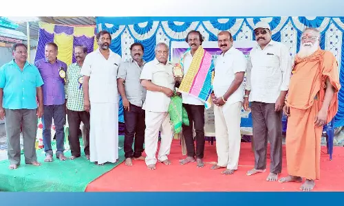 பொங்கல் தொகுப்பில் கரும்பு