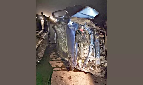 சமயநல்லூர் அருகே பாலத்தில் கார் மோதி சிறுவன்-பாட்டி பலி