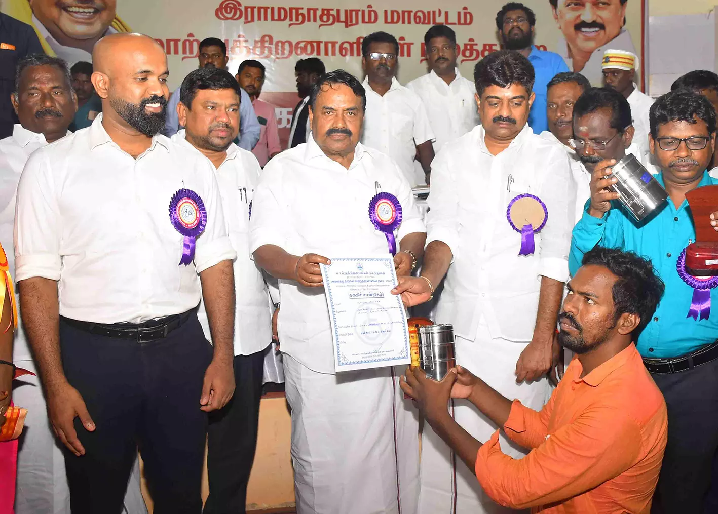 60 பயனாளிகளுக்கு நலத்திட்ட உதவிகள் 60 பயனாளிகளுக்கு நலத்திட்ட உதவிகள்