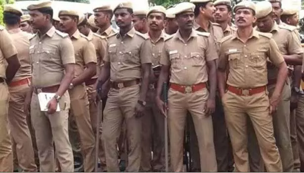 புத்தாண்டு கொண்டாட்டம்: மதுரை மாநகரில் 1200 போலீசார் பாதுகாப்பு புத்தாண்டு கொண்டாட்டம்: மதுரை மாநகரில் 1200 போலீசார் பாதுகாப்பு