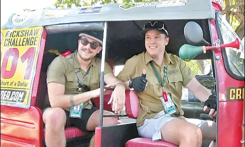 அமெரிக்க என்ஜினீயர்கள் ஆட்டோவில் தமிழக சுற்றுப்பயணம்