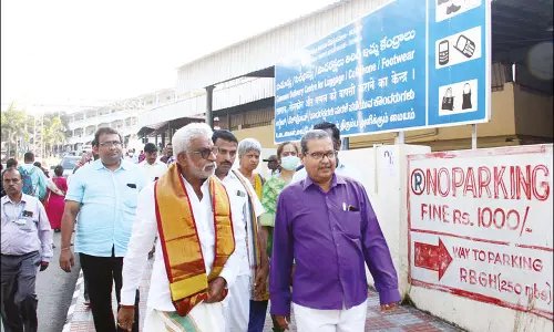 திருப்பதி கோவிலில் வைகுண்ட ஏகாதசி விழா: தேவஸ்தான அறங்காவலர் குழு தலைவர் ஆய்வு