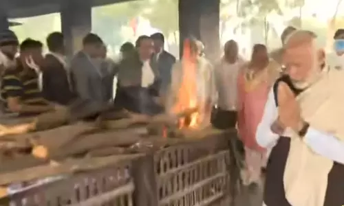 பிரதமர் மோடியின் தாயார் உடல் தகனம்