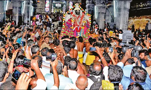 நாச்சியார்கோவில் சீனிவாச பெருமாள் கோவிலில் கல்கருட சேவையில் திரளான பக்தர்கள் பங்கேற்பு