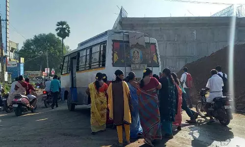 நடுரோட்டில் பழுதாகி நின்ற வேன்