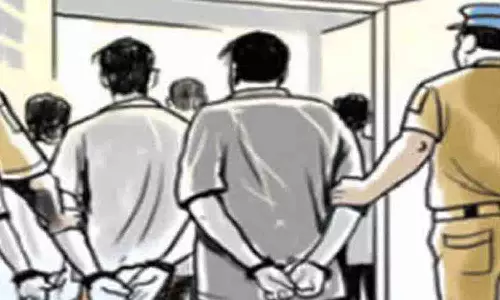 பல்லடம் அருகே லாரி டிரைவரை தாக்கிய 2 பேர் கைது