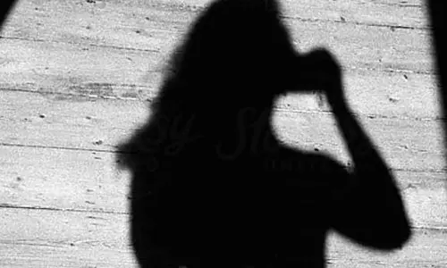 ஆண் நண்பருடன் ஜாலியாக ஊர் சுற்றி செலவு செய்ய தாயிடம் ரூ.50 ஆயிரம் கேட்டு கடத்தல் நாடகமாடிய மகள்