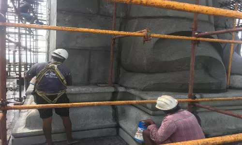 கன்னியாகுமரி கடல் நடுவில் அமைந்துள்ள 133 அடி உயர திருவள்ளுவர் சிலையில் ரசாயன கலவை பூசும்பணி நிறைவடைந்தது