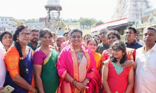 சந்திரபாபு நாயுடு மீது கோர்ட்டு தானாக முன்வந்து வழக்கு பதிவு செய்ய வேண்டும்- அமைச்சர் ரோஜா