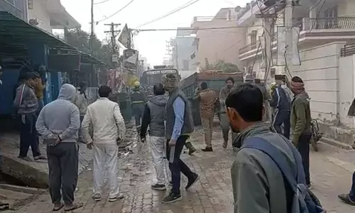 மருத்துவமனை அருகே ஆக்ஸிஜன் சிலிண்டர் வெடித்து இருவர் பலி