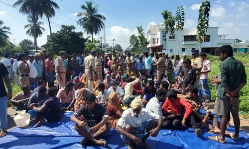 அரசு நிலம் ஆக்கிரமிப்பு தாரமங்கலத்தில் பொதுமக்கள் திடீர் சாலை மறியல்
