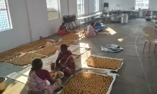 குமாரபாளையத்தில் லட்டு தயாரிக்கும் பணி தீவிரம்