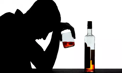 கொட்டாரம் அருகே அளவுக்கு அதிகமாக மது குடித்த டிரைவர் பலி