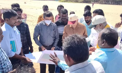 பழவேற்காட்டில் மீன்பிடி துறைமுகம் அமைக்க மீனவர்கள் திடீர் எதிர்ப்பு- மதிப்பீட்டு குழுவினரிடம் வாக்குவாதம்