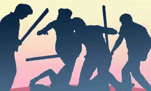 திருப்பூரில் பயணியிடம் செல்போன் பறிப்பு - வாலிபர்களை பிடித்து தர்ம அடி கொடுத்த பொதுமக்கள்