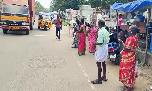 கடலூர் அரசு ஆஸ்பத்திரி அருகே பயணியர் நிழற்குடை அகற்றியதால் பொது மக்கள் கடும் அவதி