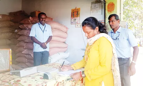 ரேஷன் கடையில் உதவி கலெக்டர் ஆய்வு