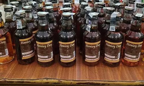 அனுமதியின்றி மது விற்ற 2 பேர் கைது