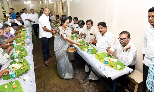 வள்ளலாரின் 200-வது பிறந்த நாள் விழாவினையொட்டி பொதுமக்களுக்கு  அன்னதானம்