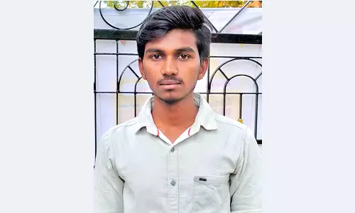 பழைய குற்றாலத்தில் 50 அடி பள்ளத்தில் இறங்கி சிறுமியை மீட்ட வாலிபர்