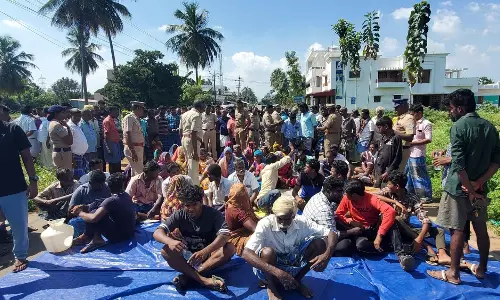 அரசு நிலம் ஆக்கிரமிப்பு- தாரமங்கலத்தில் பொதுமக்கள் திடீர் சாலை மறியல்