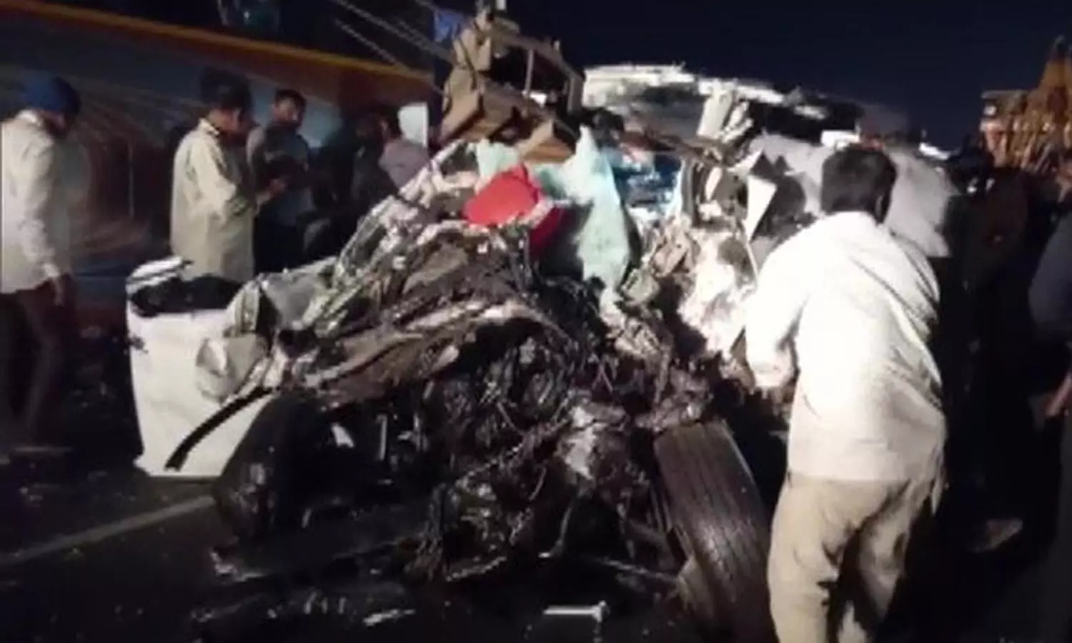 குஜராத்தில் பயங்கரம்: சொகுசு பேருந்து மீது கார் மோதி விபத்து- 9 பேர் பலி குஜராத்தில் பயங்கரம்: சொகுசு பேருந்து மீது கார் மோதி விபத்து- 9 பேர் பலி