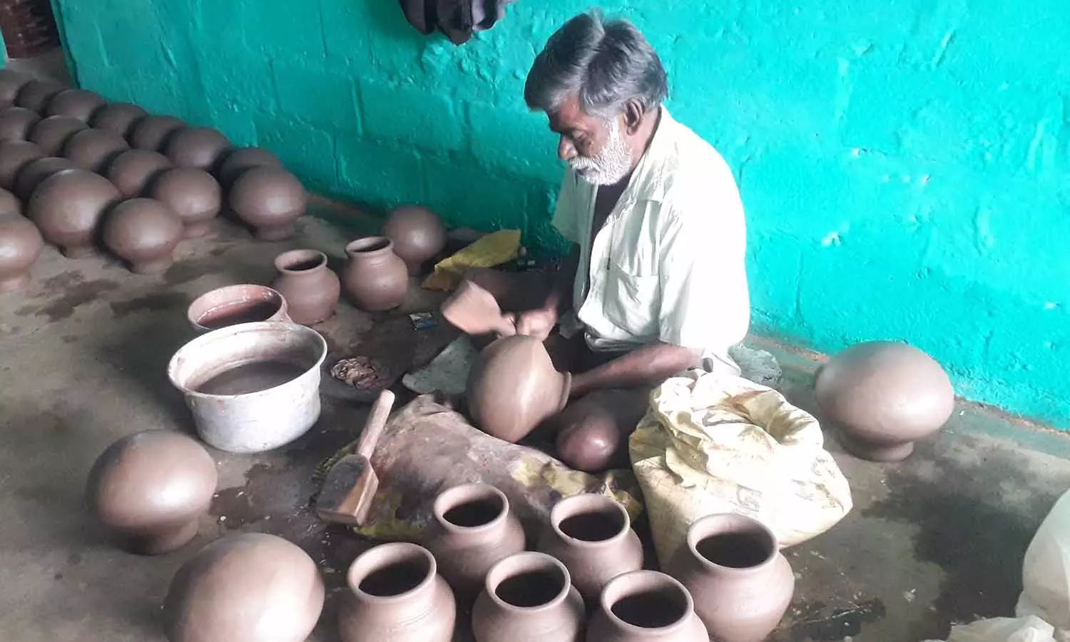 உடுமலையில் மண்பானைகள் உற்பத்தி தீவிரம் உடுமலையில் மண்பானைகள் உற்பத்தி தீவிரம்