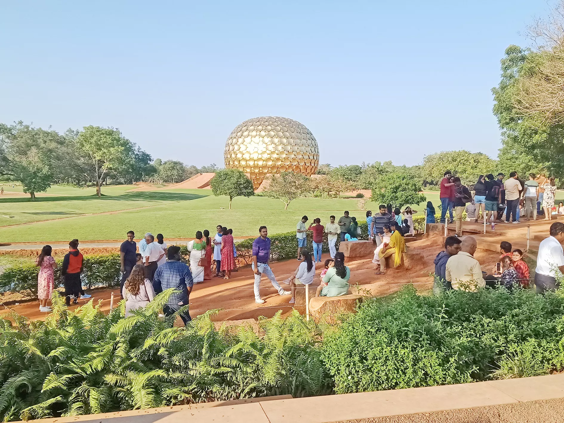 புத்தாண்டை முன்னிட்டு ஆரோவில் சர்வதேச நகரத்தில் குவிந்து வரும் சுற்றுலா பயணிகள்:  போலீசார் தீவிர கண்காணிப்பு