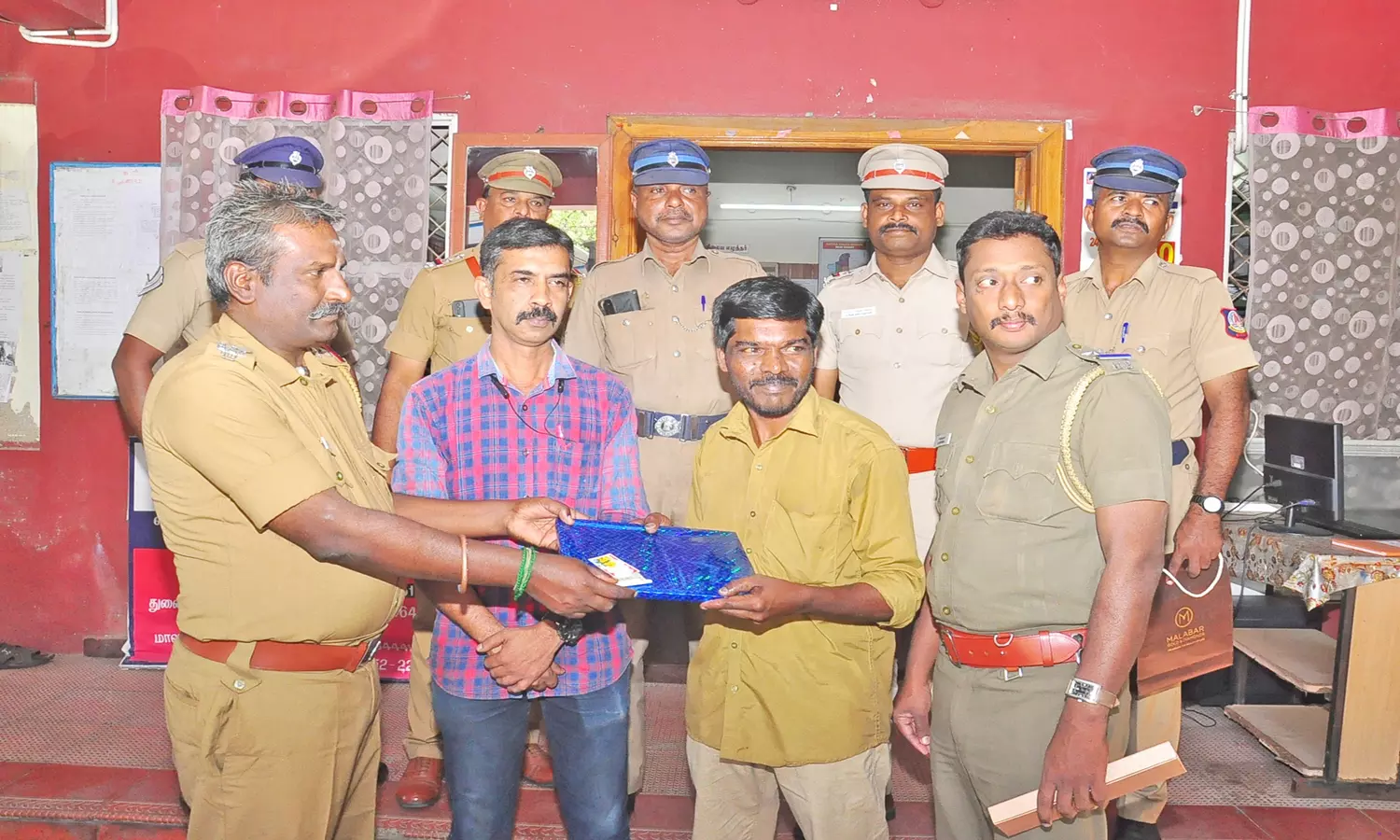 நாகர்கோவிலில் ஆட்டோவில் பயணி தவறவிட்ட நகையை போலீசில் ஒப்படைத்த டிரைவர்