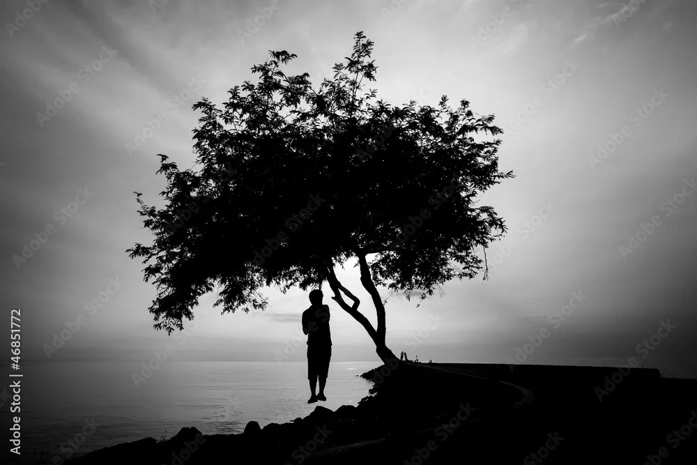 மரத்தில் தூக்குப்போட்ட நிலையில் வாலிபர் பிணம்