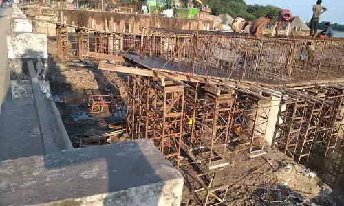 சங்கராபரணி ஆற்றில் மேம்பாலம் கட்டும் பணி