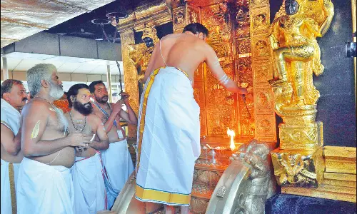 சபரிமலையில் இன்று சாமி தரிசனத்திற்கு குவிந்த 80 ஆயிரம் பக்தர்கள்