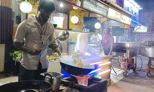 புதுவைக்கு புத்தாண்டு கொண்டாட வந்த சுற்றுலா பயணிகள் சாலையோர உணவகங்களில் குவிந்தனர்