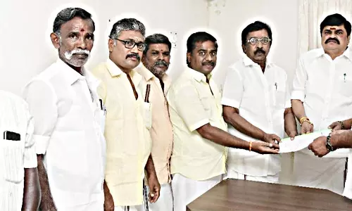 கட்டபொம்மன் சிலைக்கு அ.தி.மு.க. சார்பில்  மரியாதை-எடப்பாடி பழனிசாமி பங்கேற்பு