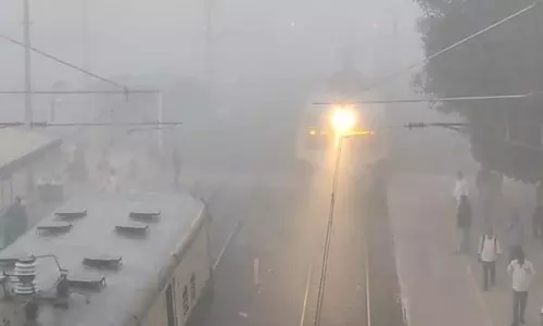 திருவள்ளூர் மாவட்டத்தில் கடுமையான பனிப் பொழிவால் ரெயில்கள் மெதுவாக சென்றன