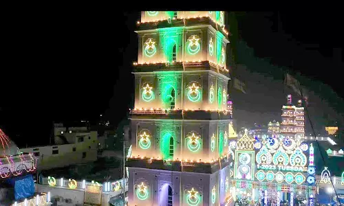 கந்தூரி விழா; வண்ண விளக்குகளால் ஜொலிக்கும் நாகூர் தர்கா