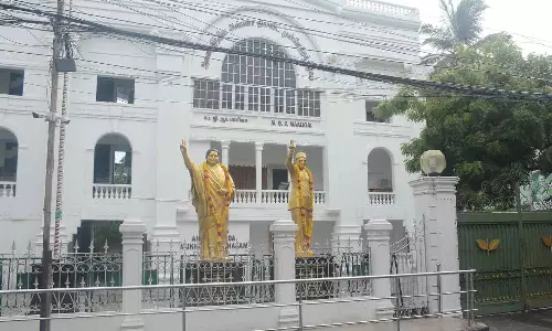 தமிழக தேர்தல் அதிகாரி அனுப்பிய கடிதத்தை ஏற்க அ.தி.மு.க. மறுப்பு- தலைமை கழக நிர்வாகிகள் திருப்பி அனுப்பினர்