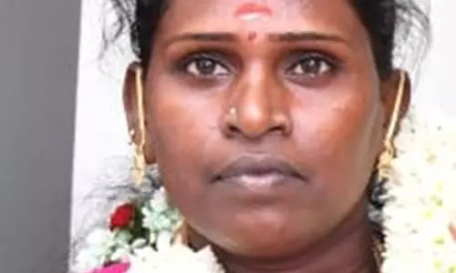 விக்கிரவாண்டி அருகே மோட்டார் சைக்கிள் மீது லாரி மோதல்; நேர்முகத் தேர்வுக்கு சென்ற பெண் சாவு