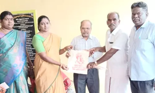 சுற்றுச்சூழலை பாதுகாக்க அனைவரும் துணிப்பை பயன்படுத்த வேண்டும்