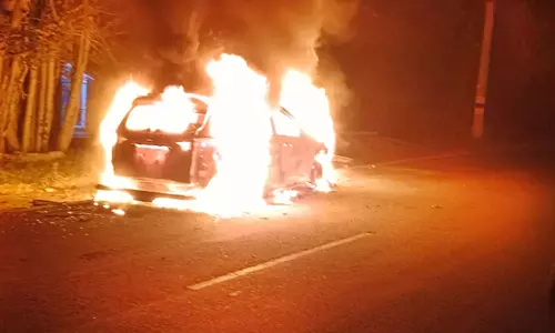 சாலையில் சென்று கொண்டிருந்த காரில் திடீர் தீ