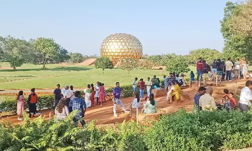 புத்தாண்டை முன்னிட்டு ஆரோவில் சர்வதேச நகரத்தில் குவிந்து வரும் சுற்றுலா பயணிகள்:  போலீசார் தீவிர கண்காணிப்பு