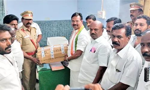 களக்காடு போலீஸ் நிலையத்திற்கு சி.சி.டி.வி. காமிராக்கள்ரூபி மனோகரன் எம்.எல்.ஏ. வழங்கினார்