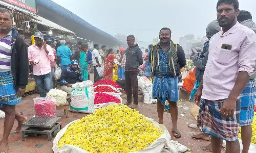ஆங்கில வருட பிறப்பை முன்னிட்டு தருமபுரியில் காலை 8 மணிக்குள் 5 டன் பூக்கள் விற்பனை